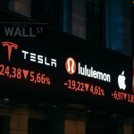 Wall Street μετά το σκοτάδι: Τα Tesla βυθίζονται, τα Lululemon υστερούν και η Apple υποχωρεί — Τι πρέπει να γνωρίζουν οι επενδυτές πριν από αύριο